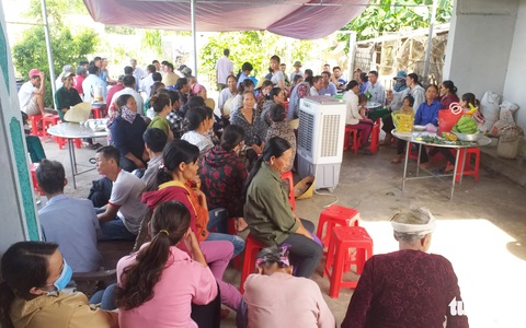 Có thể khi thấy bé 5 tuổi chết, nghi phạm mang bé xuống bờ suối phi tang - Ảnh 3. Có thể khi thấy bé 5 tuổi chết, nghi phạm mang bé xuống bờ suối phi tang - Ảnh 3.