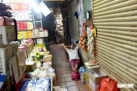 Sạp hàng đóng cửa vì không có khách nước ngoài, chợ Bến Thành đìu hiu - Ảnh 4. Sạp hàng đóng cửa vì không có khách nước ngoài, chợ Bến Thành đìu hiu - Ảnh 4.