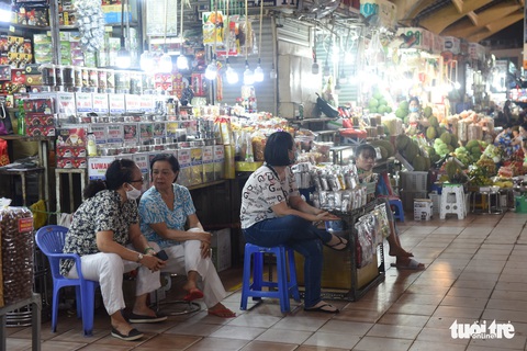 Sạp hàng đóng cửa vì không có khách nước ngoài, chợ Bến Thành đìu hiu - Ảnh 2. Sạp hàng đóng cửa vì không có khách nước ngoài, chợ Bến Thành đìu hiu - Ảnh 2.