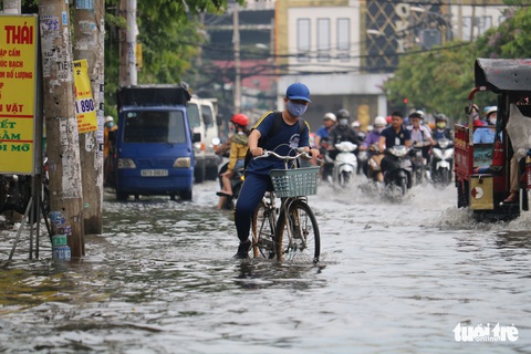 TP.HCM: Mưa như trút nước, người dân lại bì bõm lội - Ảnh 6. TP.HCM: Mưa như trút nước, người dân lại bì bõm lội - Ảnh 6.