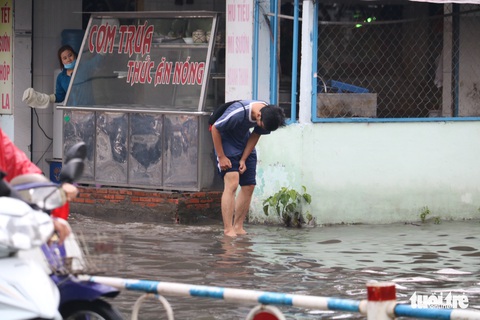 TP.HCM: Mưa như trút nước, người dân lại bì bõm lội - Ảnh 10. TP.HCM: Mưa như trút nước, người dân lại bì bõm lội - Ảnh 10.