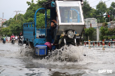 TP.HCM: Mưa như trút nước, người dân lại bì bõm lội - Ảnh 9. TP.HCM: Mưa như trút nước, người dân lại bì bõm lội - Ảnh 9.