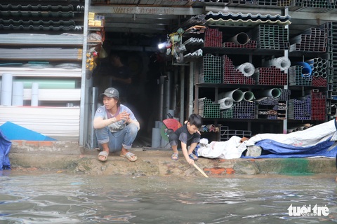 TP.HCM: Mưa như trút nước, người dân lại bì bõm lội - Ảnh 5. TP.HCM: Mưa như trút nước, người dân lại bì bõm lội - Ảnh 5.
