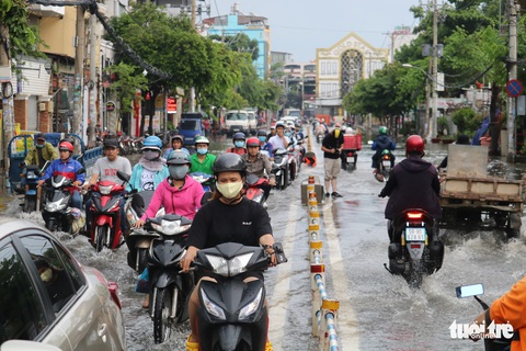 TP.HCM: Mưa như trút nước, người dân lại bì bõm lội - Ảnh 7. TP.HCM: Mưa như trút nước, người dân lại bì bõm lội - Ảnh 7.