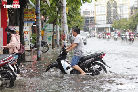 TP.HCM: Mưa như trút nước, người dân lại bì bõm lội - Ảnh 3. TP.HCM: Mưa như trút nước, người dân lại bì bõm lội - Ảnh 3.