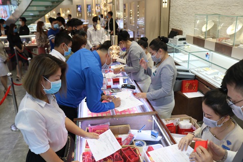Doanh nghiệp tăng vay vì người dân tăng bán vàng sau COVID-19 - Ảnh 1. Doanh nghiệp tăng vay vì người dân tăng bán vàng sau COVID-19 - Ảnh 1.