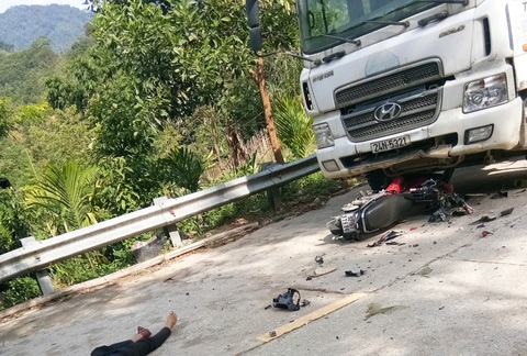 Xe máy đối đầu với xe tải trên quốc lộ 40B, 2 người chết - Ảnh 1. Xe máy đối đầu với xe tải trên quốc lộ 40B, 2 người chết - Ảnh 1.