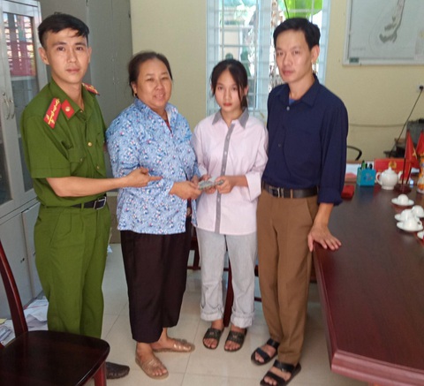 Nữ sinh lớp 8 trả lại gần 40 triệu đồng cho người đánh rơi - Ảnh 1. Nữ sinh lớp 8 trả lại gần 40 triệu đồng cho người đánh rơi - Ảnh 1.