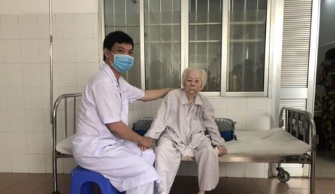 Thay khớp háng thành công cho cụ bà 103 tuổi - Ảnh 1. Thay khớp háng thành công cho cụ bà 103 tuổi - Ảnh 1.