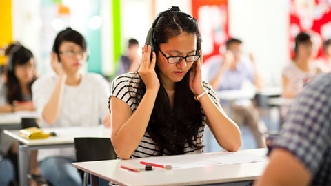 Thay vì đổ xô tới lò luyện đắt tiền, tự ôn thi IELTS thì đã sao? - Ảnh 1. Thay vì đổ xô tới lò luyện đắt tiền, tự ôn thi IELTS thì đã sao? - Ảnh 1.