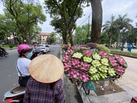 Người Hà Nội ‘hít hà’ không khí dịu mát sau những ngày ‘như thiêu như đốt’ - Ảnh 1. Người Hà Nội ‘hít hà’ không khí dịu mát sau những ngày ‘như thiêu như đốt’ - Ảnh 1.