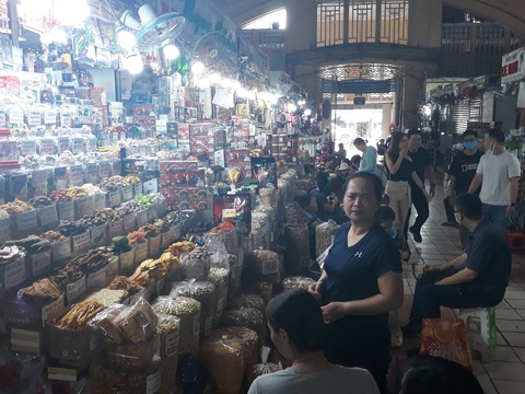 Tiểu thương chợ Sài Gòn tậu máy POS cà thẻ, xài ví điện tử - Ảnh 3. Tiểu thương chợ Sài Gòn tậu máy POS cà thẻ, xài ví điện tử - Ảnh 3.