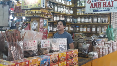 Tiểu thương chợ Sài Gòn tậu máy POS cà thẻ, xài ví điện tử - Ảnh 4. Tiểu thương chợ Sài Gòn tậu máy POS cà thẻ, xài ví điện tử - Ảnh 4.