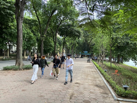 Người Hà Nội ‘hít hà’ không khí dịu mát sau những ngày ‘như thiêu như đốt’ - Ảnh 5. Người Hà Nội ‘hít hà’ không khí dịu mát sau những ngày ‘như thiêu như đốt’ - Ảnh 5.