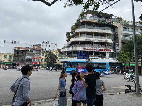 Người Hà Nội ‘hít hà’ không khí dịu mát sau những ngày ‘như thiêu như đốt’ - Ảnh 6. Người Hà Nội ‘hít hà’ không khí dịu mát sau những ngày ‘như thiêu như đốt’ - Ảnh 6.