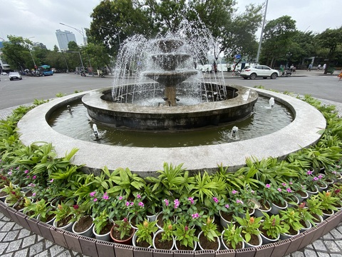 Người Hà Nội ‘hít hà’ không khí dịu mát sau những ngày ‘như thiêu như đốt’ - Ảnh 7. Người Hà Nội ‘hít hà’ không khí dịu mát sau những ngày ‘như thiêu như đốt’ - Ảnh 7.