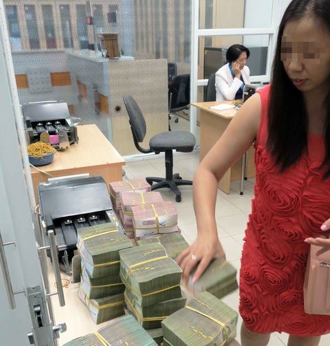 Thuế, phí vẫn đòi tiền mặt - Ảnh 1. Thuế, phí vẫn đòi tiền mặt - Ảnh 1.