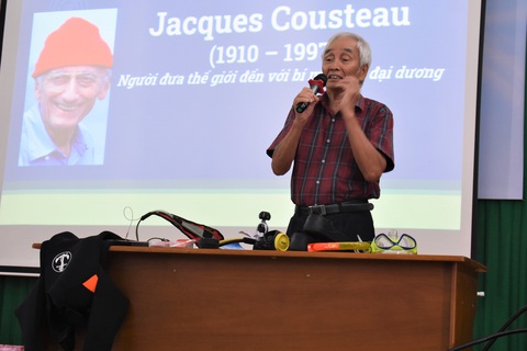 Sinh viên tưởng nhớ nhà hải dương học Jacques Cousteau - Ảnh 1. Sinh viên tưởng nhớ nhà hải dương học Jacques Cousteau - Ảnh 1.