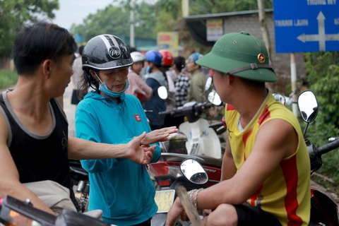 Lốc xoáy sập xưởng gỗ, công nhân phủ rác lên người để tránh tôn cứa - Ảnh 12. Lốc xoáy sập xưởng gỗ, công nhân phủ rác lên người để tránh tôn cứa - Ảnh 12.