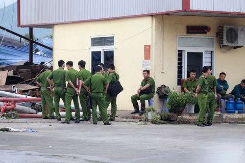 Lốc xoáy sập xưởng gỗ, công nhân phủ rác lên người để tránh tôn cứa - Ảnh 16. Lốc xoáy sập xưởng gỗ, công nhân phủ rác lên người để tránh tôn cứa - Ảnh 16.