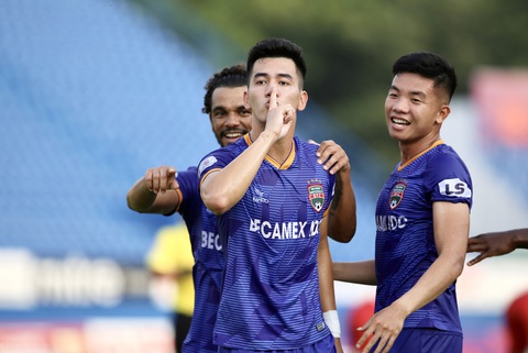 Khoảnh khắc Tiến Linh solo đẳng cấp rồi ghi bàn thắng đầu tiên tại V-League 2020 - Ảnh 2. Khoảnh khắc Tiến Linh solo đẳng cấp rồi ghi bàn thắng đầu tiên tại V-League 2020 - Ảnh 2.