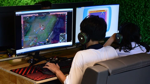 Học sinh nghiện game, ngăn làm sao? - Ảnh 1. Học sinh nghiện game, ngăn làm sao? - Ảnh 1.