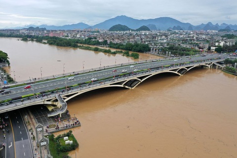 Hàng chục người chết, mất tích do mưa dông ở Trung Quốc - Ảnh 2. Hàng chục người chết, mất tích do mưa dông ở Trung Quốc - Ảnh 2.