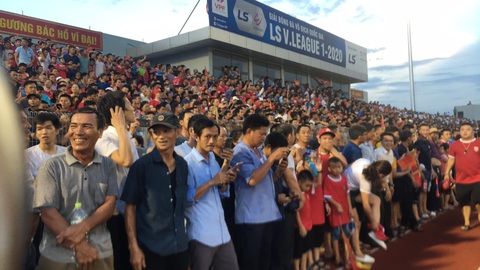 Khán giả tràn vào sân, trận Hà Tĩnh - Hà Nội bị gián đoạn gần 20 phút - Ảnh 5. Khán giả tràn vào sân, trận Hà Tĩnh - Hà Nội bị gián đoạn gần 20 phút - Ảnh 5.