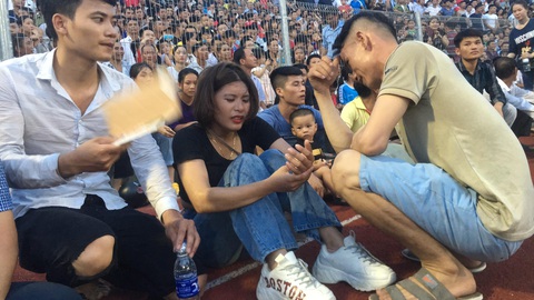 Khán giả tràn vào sân, trận Hà Tĩnh - Hà Nội bị gián đoạn gần 20 phút - Ảnh 2. Khán giả tràn vào sân, trận Hà Tĩnh - Hà Nội bị gián đoạn gần 20 phút - Ảnh 2.