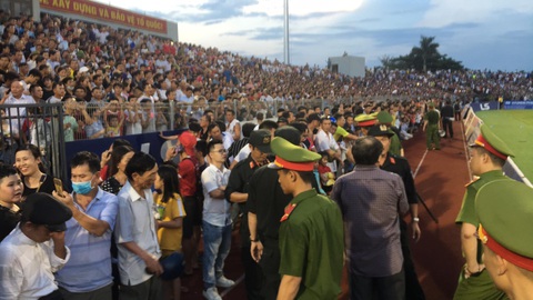 Khán giả tràn vào sân, trận Hà Tĩnh - Hà Nội bị gián đoạn gần 20 phút - Ảnh 4. Khán giả tràn vào sân, trận Hà Tĩnh - Hà Nội bị gián đoạn gần 20 phút - Ảnh 4.