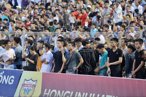 Khán giả tràn vào sân, trận Hà Tĩnh - Hà Nội bị gián đoạn gần 20 phút - Ảnh 6. Khán giả tràn vào sân, trận Hà Tĩnh - Hà Nội bị gián đoạn gần 20 phút - Ảnh 6.