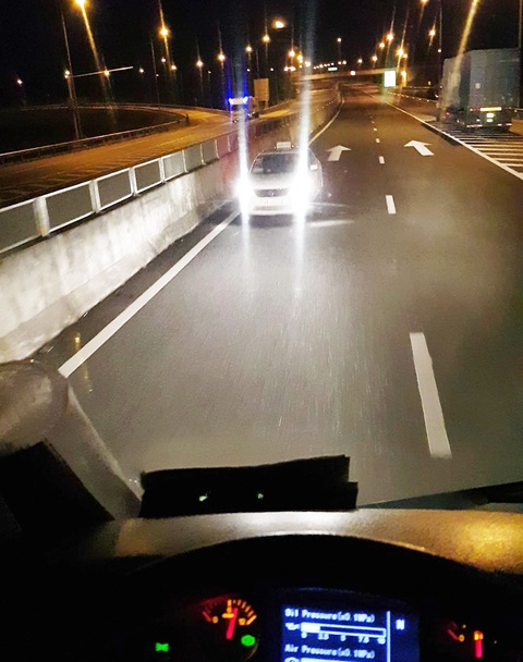 Tài xế taxi chạy ngược chiều trên cao tốc bị phạt 17 triệu đồng - Ảnh 2. Tài xế taxi chạy ngược chiều trên cao tốc bị phạt 17 triệu đồng - Ảnh 2.