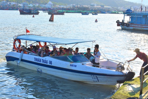 Bến tàu du lịch mới ở Nha Trang... lộn xộn - Ảnh 1. Bến tàu du lịch mới ở Nha Trang... lộn xộn - Ảnh 1.