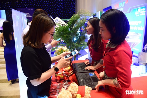 Nhộn nhịp trải nghiệm một chạm, không chạm thanh toán không tiền mặt - Ảnh 7. Nhộn nhịp trải nghiệm một chạm, không chạm thanh toán không tiền mặt - Ảnh 7.