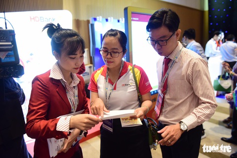 Nhộn nhịp trải nghiệm một chạm, không chạm thanh toán không tiền mặt - Ảnh 8. Nhộn nhịp trải nghiệm một chạm, không chạm thanh toán không tiền mặt - Ảnh 8.