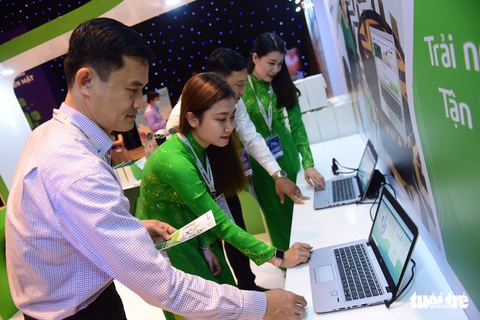 Nhộn nhịp trải nghiệm một chạm, không chạm thanh toán không tiền mặt - Ảnh 9. Nhộn nhịp trải nghiệm một chạm, không chạm thanh toán không tiền mặt - Ảnh 9.