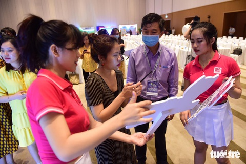Nhộn nhịp trải nghiệm một chạm, không chạm thanh toán không tiền mặt - Ảnh 12. Nhộn nhịp trải nghiệm một chạm, không chạm thanh toán không tiền mặt - Ảnh 12.