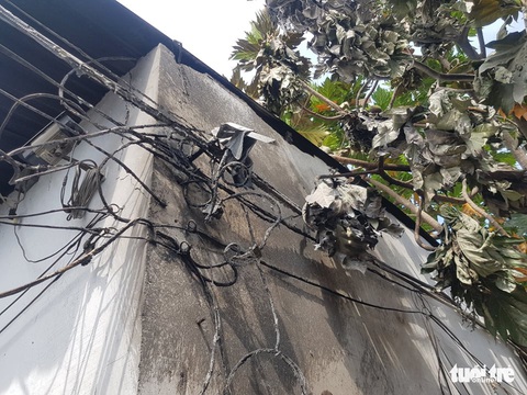 Camera ghi hình người châm lửa đốt nhà trọ làm 3 người chết ở Bình Tân - Ảnh 4. Camera ghi hình người châm lửa đốt nhà trọ làm 3 người chết ở Bình Tân - Ảnh 4.