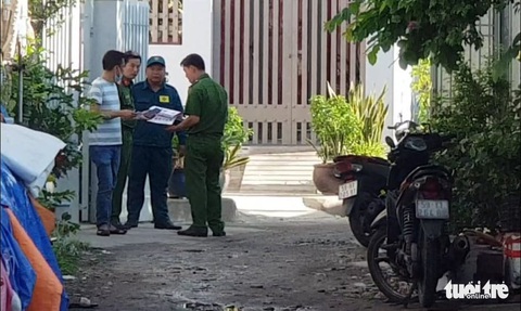Phong tỏa hiện trường vụ nghi phóng hỏa nhà trọ làm 3 người chết - Ảnh 5. Phong tỏa hiện trường vụ nghi phóng hỏa nhà trọ làm 3 người chết - Ảnh 5.