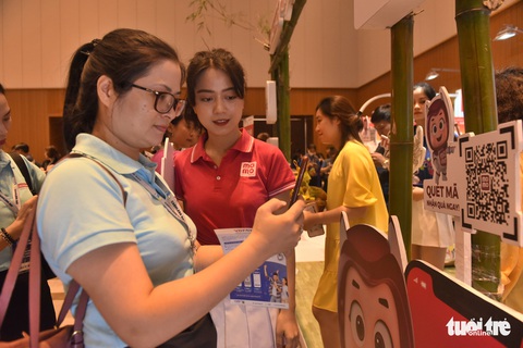 Nhộn nhịp trải nghiệm một chạm, không chạm thanh toán không tiền mặt - Ảnh 1. Nhộn nhịp trải nghiệm một chạm, không chạm thanh toán không tiền mặt - Ảnh 1.