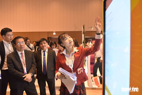 Nhộn nhịp trải nghiệm một chạm, không chạm thanh toán không tiền mặt - Ảnh 5. Nhộn nhịp trải nghiệm một chạm, không chạm thanh toán không tiền mặt - Ảnh 5.