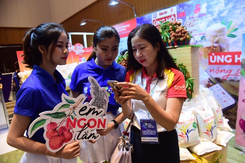 Nhộn nhịp trải nghiệm một chạm, không chạm thanh toán không tiền mặt - Ảnh 13. Nhộn nhịp trải nghiệm một chạm, không chạm thanh toán không tiền mặt - Ảnh 13.