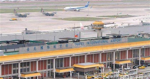 Sân bay cho khách hưởng cảm giác đi du lịch nước ngoài bất chấp COVID-19 - Ảnh 1. Sân bay cho khách hưởng cảm giác đi du lịch nước ngoài bất chấp COVID-19 - Ảnh 1.
