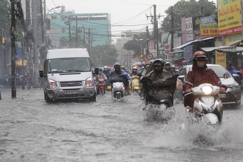 TP.HCM sắp có mưa lớn, ngập nặng do bão số 1 hút gió tây nam - Ảnh 2. TP.HCM sắp có mưa lớn, ngập nặng do bão số 1 hút gió tây nam - Ảnh 2.