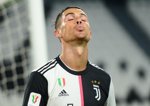 Ronaldo đá hỏng phạt đền trong ngày bóng đá Ý trở lại sau dịch COVID-19 - Ảnh 1. Ronaldo đá hỏng phạt đền trong ngày bóng đá Ý trở lại sau dịch COVID-19 - Ảnh 1.