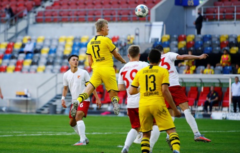 Haaland tỏa sáng ở phút bù giờ, Dortmund thắng chật vật Dusseldorf - Ảnh 1. Haaland tỏa sáng ở phút bù giờ, Dortmund thắng chật vật Dusseldorf - Ảnh 1.