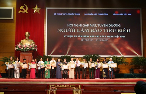 Thủ tướng Nguyễn Xuân Phúc: ‘Báo chí phải phò chính diệt tà’ - Ảnh 3. Thủ tướng Nguyễn Xuân Phúc: ‘Báo chí phải phò chính diệt tà’ - Ảnh 3.