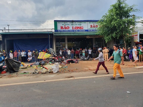Tai nạn kinh hoàng: xe tải trọng lớn lao thẳng vô chợ, 5 người chết - Ảnh 5. Tai nạn kinh hoàng: xe tải trọng lớn lao thẳng vô chợ, 5 người chết - Ảnh 5.
