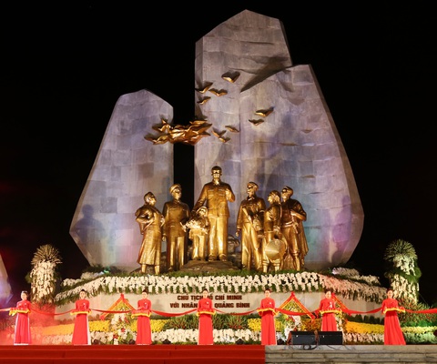 Quảng Bình khánh thành tượng đài Chủ tịch Hồ Chí Minh - Ảnh 1. Quảng Bình khánh thành tượng đài Chủ tịch Hồ Chí Minh - Ảnh 1.