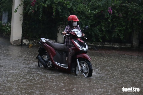 Mưa lớn ở TP.HCM, dân đắp ‘đê bao cát’ trước cửa nhà - Ảnh 3. Mưa lớn ở TP.HCM, dân đắp ‘đê bao cát’ trước cửa nhà - Ảnh 3.